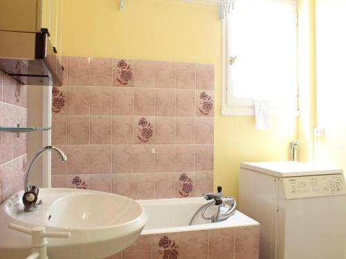 une salle de bain avec un lavabo et une baignoire dans l'établissement Appartement au cœur du Pouliguen, proche mer, 2 pièces, 4 couchages, parking privé, tout à pied - FR-1-245-32, au Pouliguen