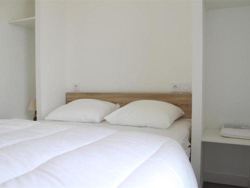 ラ・ロシェルにあるAppartement La Rochelle, 2 pièces, 4 personnes - FR-1-246-158のベッドルーム1室(白いベッド1台、白い枕2つ付)