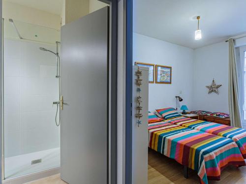 a bedroom with a bed and a shower at Appartement Hendaye, 2 pièces, 4 personnes - FR-1-2-309 in Hendaye