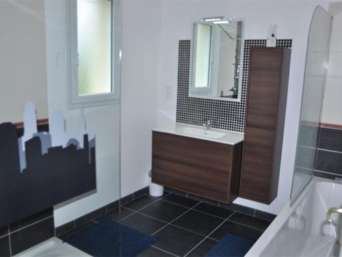 La salle de bains est pourvue d'un lavabo et d'un miroir. dans l'établissement Maison Pleumeur-Bodou, 4 pièces, 6 personnes - FR-1-368-13, à Pleumeur-Bodou