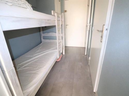 une petite pièce avec deux lits superposés dans l'établissement Studio Cabine 4 pers RDC avec Piscines, Terrasse, Proche Mer et Commerces - FR-1-307-36, au Grau-du-Roi