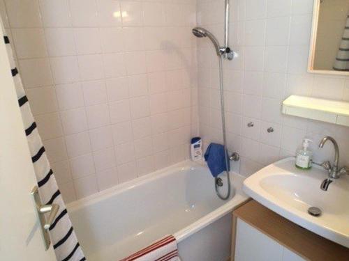 Photo de la galerie de l'établissement Appartement 2 pièces + cabine, piscine, 4 pers, parking - FR-1-81-420, au Barcarès