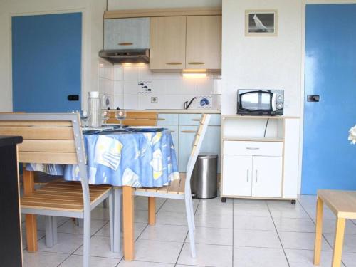 ラ・ロシェルにあるAppartement La Rochelle, 2 pièces, 4 personnes - FR-1-246-170のキッチン(テーブル、テーブル、椅子付)