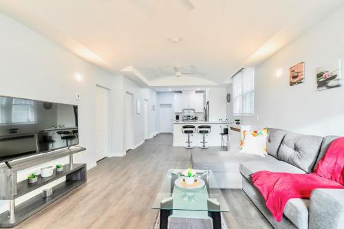 Modern and Bright 2BR Apartment near DT!