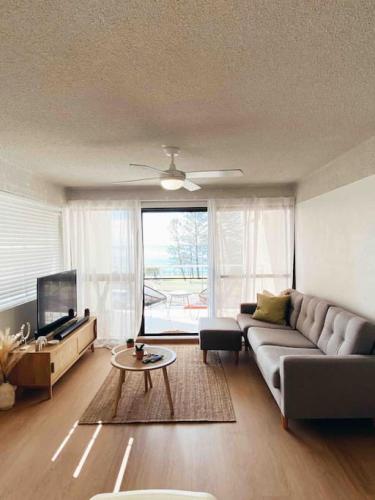 Stylish getaway, beach views, 2 mins from shops – Photos 4