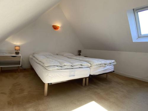 カルナックにあるAppartement Carnac, 2 pièces, 4 personnes - FR-1-377-11の屋根裏部屋 窓付 ベッド2台付