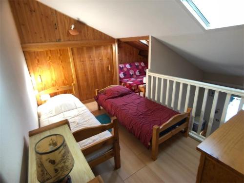 Zimmer im Dachgeschoss mit 2 Betten und einer Treppe in der Unterkunft Villa Port Leucate, 3 pièces, 6 personnes - FR-1-81-445 in Port Leucate