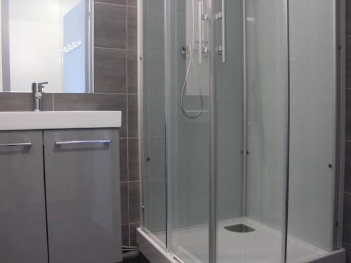 La salle de bains est pourvue d'une douche en verre et d'un lavabo. dans l'établissement Appartement La Rochelle, 1 pièce, 4 personnes - FR-1-246-268, à La Rochelle