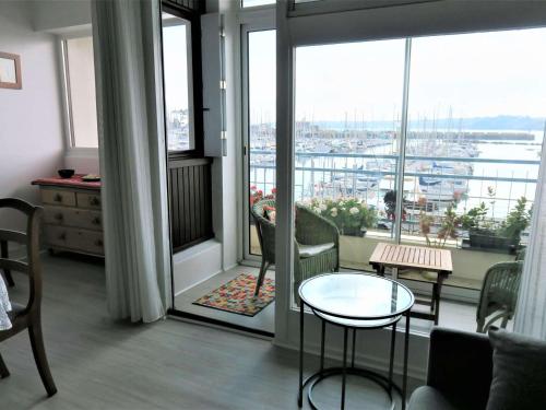 Cette chambre dispose d'un balcon avec vue sur le port. dans l'établissement Appartement avec loggia et balcon à Perros-Guirec - FR-1-368-295, à Perros-Guirec