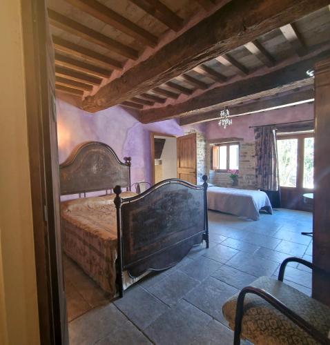 a bedroom with a large bed in a room at Borgo Il Cantuccio - Casa Grande con piscina condivisa in Molino di Renzetti