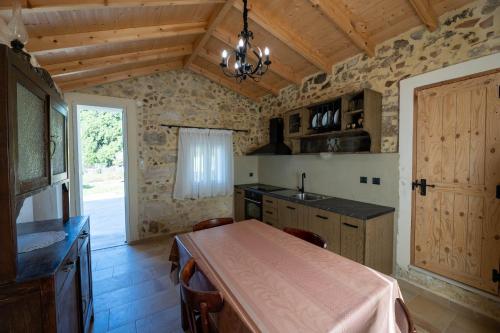 - une cuisine avec une table et des chaises dans la chambre dans l'établissement Artemis Traditional House, à Valeriános