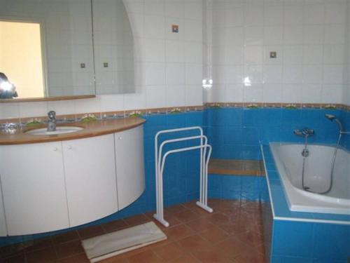 une salle de bain avec une baignoire et un lavabo et une baignoire dans l'établissement Villa moderne à Saint Georges d'Oléron, 8 couchages, proche mer et commerces, parking et jardin - FR-1-246A-7, à Chaucre