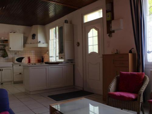 Photo de la galerie de l'établissement Maison lumineuse proche plage et forêt, 4 pers, WiFi, parking, jardin et barbecue - FR-1-246A-314, à Grand-Village-Plage