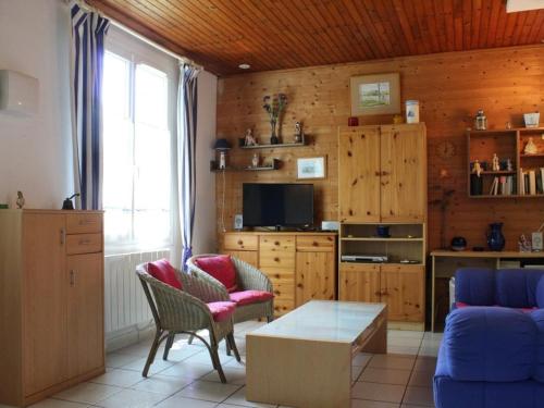 Photo de la galerie de l'établissement Maison lumineuse proche plage et forêt, 4 pers, WiFi, parking, jardin et barbecue - FR-1-246A-314, à Grand-Village-Plage