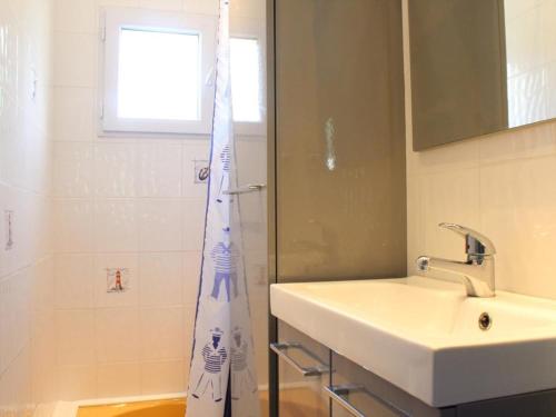 een badkamer met een wastafel en een douche bij Maison Le Grand-Village-Plage, 3 pièces, 4 personnes - FR-1-246A-314 in Grand-Village-Plage