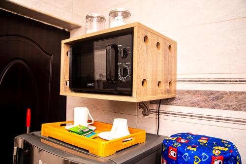 Kuchyň nebo kuchyňský kout v ubytování LOTUS EXECUTIVE SUITE, RHODABODE APT.
