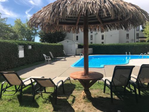 Bazén v ubytování Magog Waterfront Condo nebo v jeho okolí