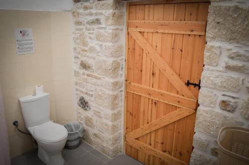 SívasにあるIoanna 's Placeのバスルーム(木製のドア、トイレ付)