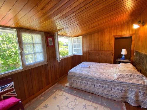 カルナックにあるMaison Carnac, 5 pièces, 9 personnes - FR-1-377-26の木製の部屋にベッド1台が備わるベッドルーム1室があります。