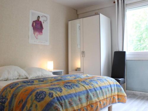 ラ・ロシェルにあるAppartement La Rochelle, 4 pièces, 8 personnes - FR-1-246-420のベッドルーム1室(ベッド1台、キャビネット、窓付)