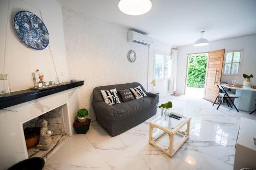 uma sala de estar com um sofá e uma lareira em Casa duplex 2 dormitorios by depptö em Punta del Este