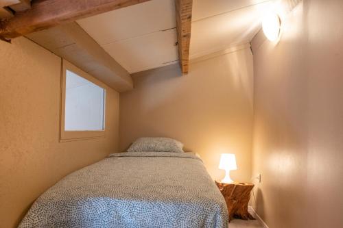 a small bedroom with a bed and a window at DE SMISHOEVE met kinderpret, dieren en wellness in Heers