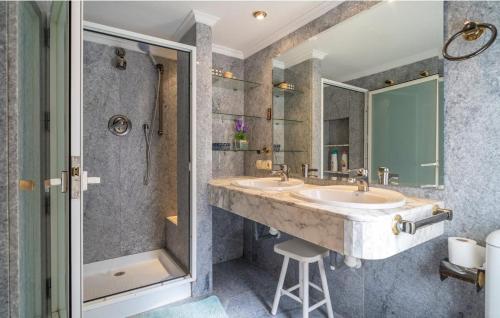 bagno con 2 lavandini e doccia di El Pino Cajar Granada a Cájar