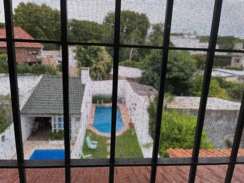 una vista de un niño jugando en un patio a través de una ventana en Experiencia Olivos en Florida