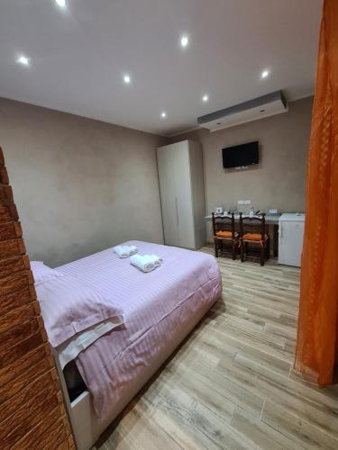 een slaapkamer met een bed en een eetkamer bij LU.NA in Bologna