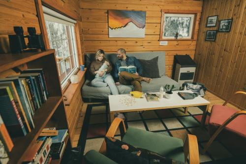 Posezení v ubytování Little Atlin Lodge