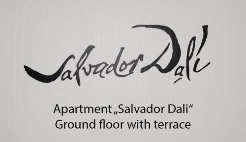 - un panneau indiquant une allée glaciaire au rez-de-chaussée avec un treffenitis dans l'établissement Maria Magdalena Apartments, à Rennes-le-Château