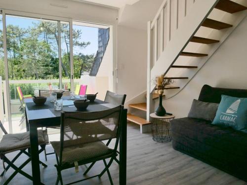 un salon avec une table et un canapé dans l'établissement Duplex à Carnac: 3 pièces, 35m², Sud, jardin, proche plage et commerces, 4 personnes - FR-1-477-53, à Carnac