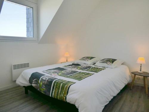 un lit blanc dans une chambre avec une fenêtre dans l'établissement Duplex à Carnac: 3 pièces, 35m², Sud, jardin, proche plage et commerces, 4 personnes - FR-1-477-53, à Carnac