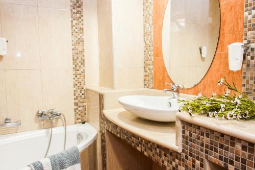 Bathroom sa Zante Plaza Hotel & Apartments