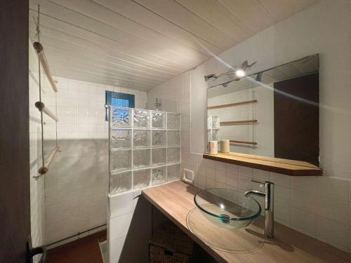 uma casa de banho com um lavatório e um espelho em Maison Porto-Vecchio, 1 pièce, 5 personnes - FR-1-62-151 em Porto-Vecchio
