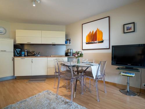 Photo de la galerie de l'établissement Carnac - Appartement cosy 3 pièces, 38m², Wifi, proche plage - FR-1-477-93, à Carnac