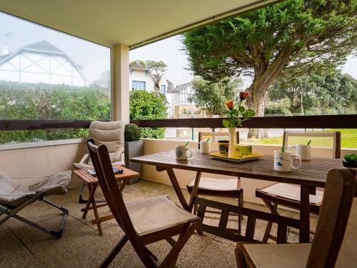 Photo de la galerie de l'établissement Carnac - Appartement cosy 3 pièces, 38m², Wifi, proche plage - FR-1-477-93, à Carnac