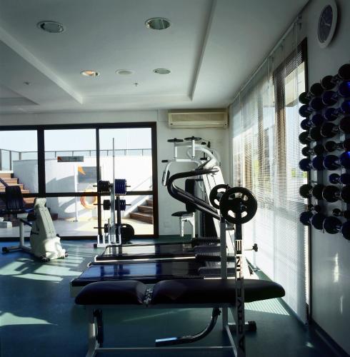 a gym with tread machines and a simulator at Intercity Porto Alegre Praia de Belas in Porto Alegre