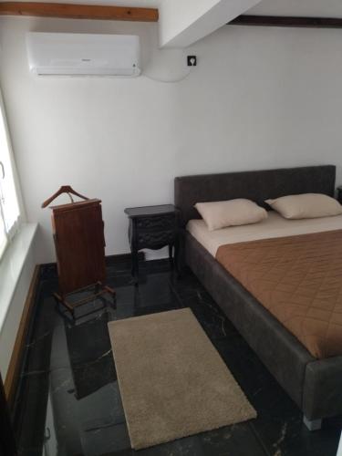 1 dormitorio con cama, mesita de noche y mesa en Fenix 1 en Belgrado