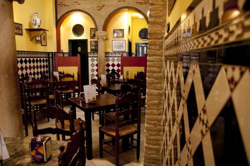 a dining room with tables and chairs in a restaurant at Hotel Hermanos Macias in Ronda