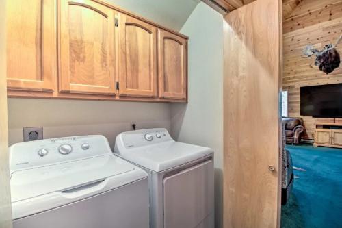 eine Waschküche mit Waschmaschine und Trockner in der Unterkunft The Forest View Lodge in Pinetop-Lakeside