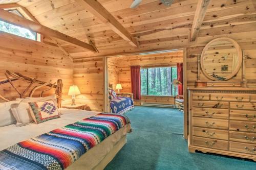 Blockhausschlafzimmer mit einem Bett und einer Kommode in der Unterkunft The Forest View Lodge in Pinetop-Lakeside