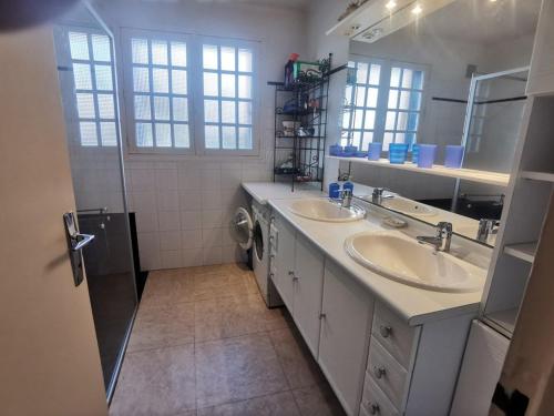 une salle de bain avec deux lavabos et une machine à laver dans l'établissement Carnac: Maison 4 ch, 8 pers, Wifi, Animaux admis, Jardin, près plage - FR-1-377-41, à Carnac