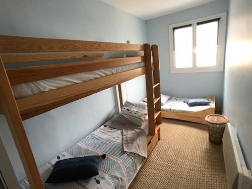une chambre avec deux lits superposés et une fenêtre dans l'établissement Appartement T3 face à la mer avec terrasse panoramique et parking privé - Le Barcarès - FR-1-81-466, au Barcarès
