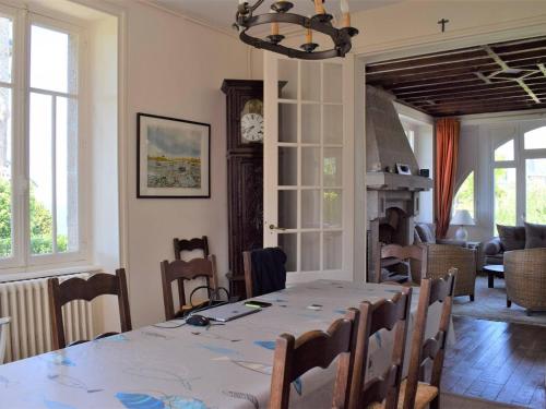 une salle à manger avec une longue table et des chaises dans l'établissement Villa 13 pers avec jardin, WIFI, animaux admis à Perros-Guirec - FR-1-368-169, à Perros-Guirec