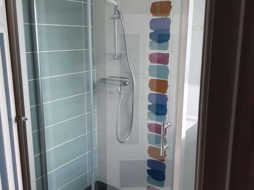 La salle de bains est pourvue d'une douche et de carrelage coloré. dans l'établissement Villa 13 pers avec jardin, WIFI, animaux admis à Perros-Guirec - FR-1-368-169, à Perros-Guirec