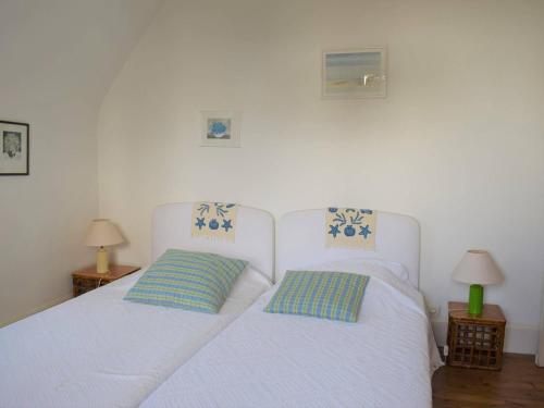 - 2 lits blancs dans une chambre avec 2 lampes dans l'établissement Villa 13 pers avec jardin, WIFI, animaux admis à Perros-Guirec - FR-1-368-169, à Perros-Guirec