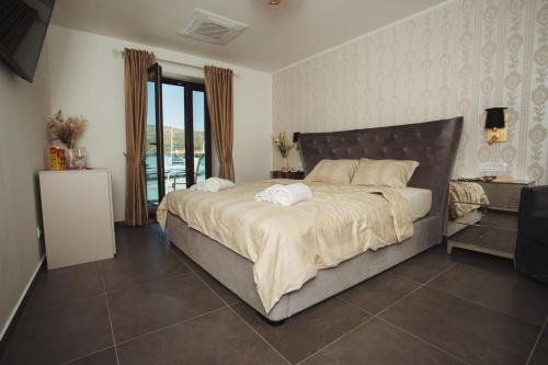 ein Schlafzimmer mit einem großen Bett mit weißer Bettwäsche in der Unterkunft Azzurro Luxury Rooms Trogir in Trogir