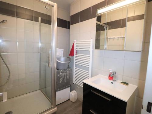 y baño con lavabo y ducha. en Appartement Le Grau-du-Roi, 3 pièces, 6 personnes - FR-1-307-135, en Le Grau-du-Roi