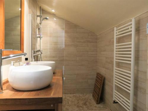 une salle de bain avec un lavabo blanc et une douche dans l'établissement Maison à 250m de la plage avec terrasse et vue mer à Perros-Guirec - FR-1-368-191, à Perros-Guirec
